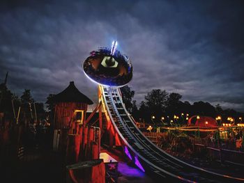 Illuminated ferris wheel at night