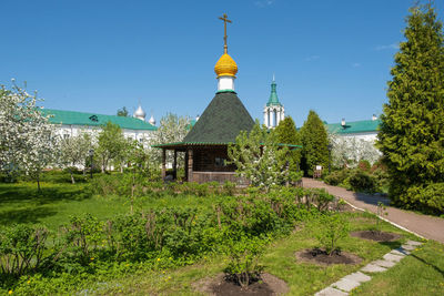 Flowering trees in the spaso-yakovlevsky monastery in the city of rostov.