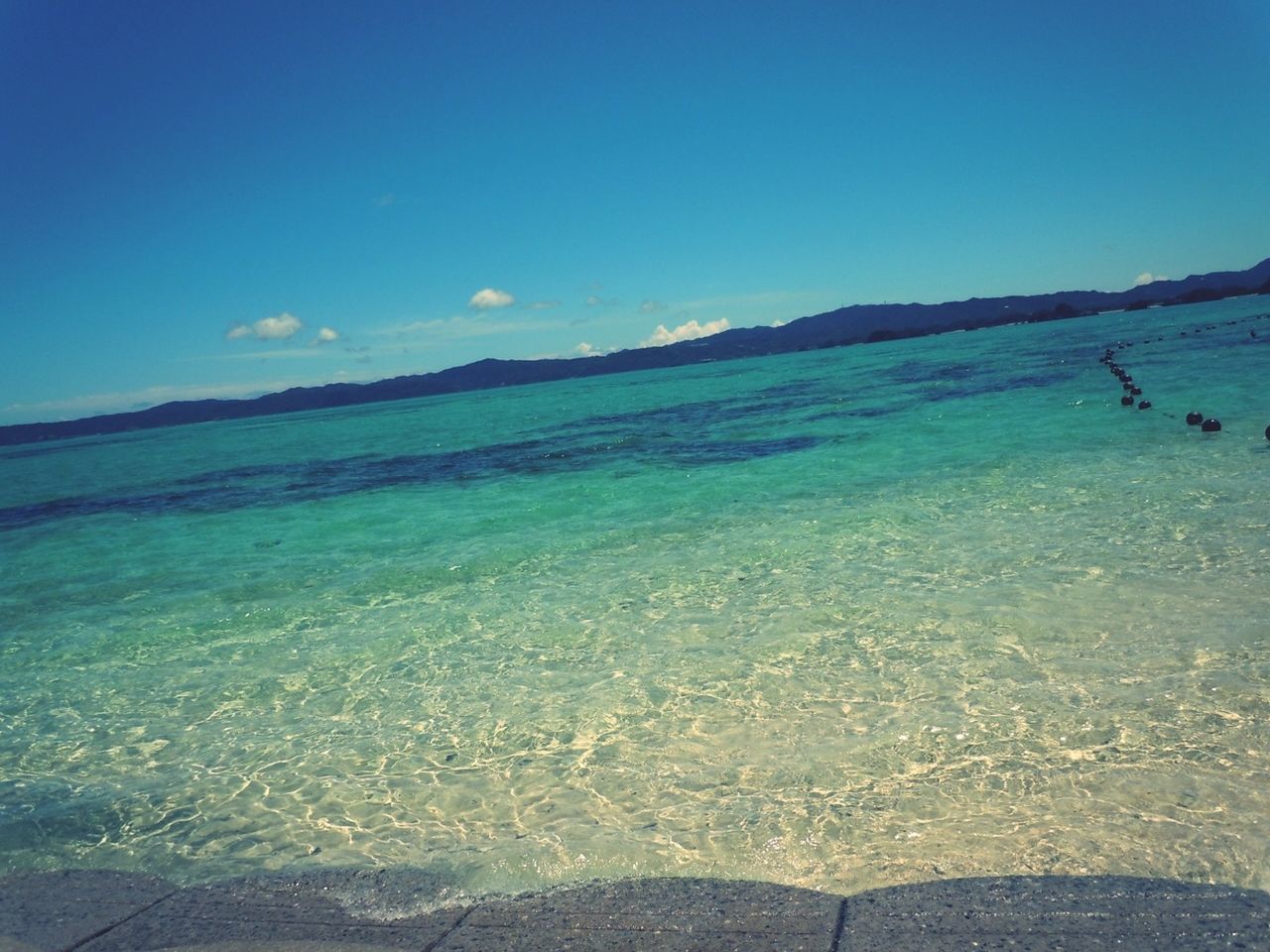 sea, water, beach, blue, scenics, tranquil scene, tranquility, beauty in nature, horizon over water, clear sky, shore, sand, nature, sky, copy space, coastline, idyllic, wave, sunlight, day