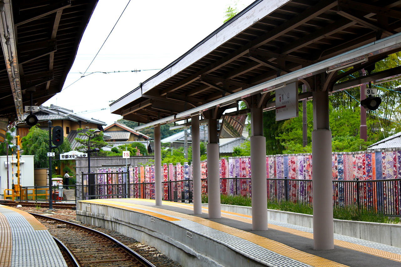 RAILROAD TRACKS WITH PLATFORM