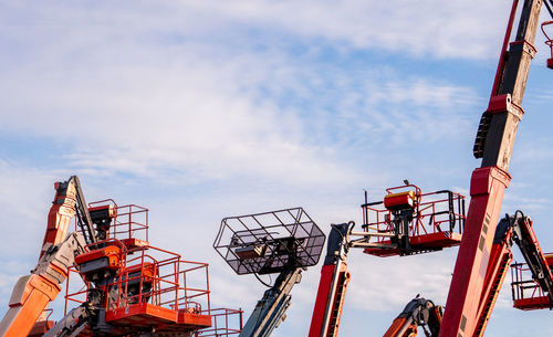 Articulated boom lift. aerial platform lift. telescopic boom lift against blue sky. mobile crane