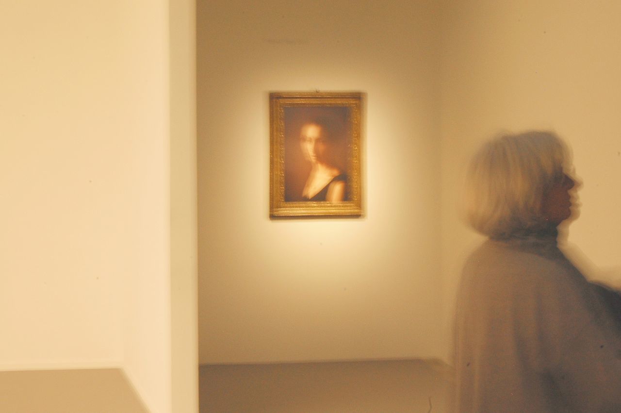 REAR VIEW OF WOMAN STANDING IN FRONT OF MUSEUM