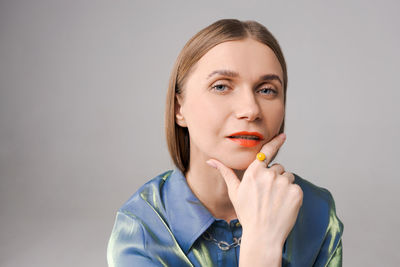 Portrait woman thinking with her hand on her chin and looking at camera.