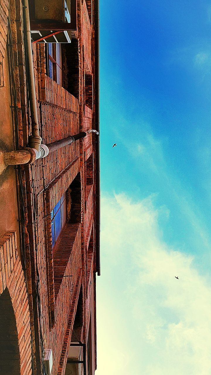 LOW ANGLE VIEW OF OLD BUILDING IN CITY AGAINST SKY