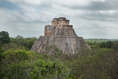 Old ruin building against sky