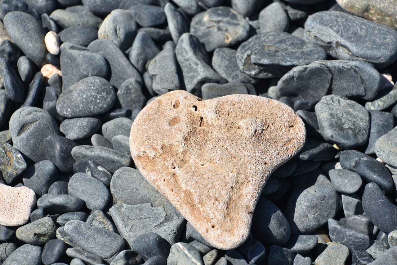 rock, heart shape, stone, positive emotion, love, soil, pebble, no people, emotion, nature, day, high angle view, full frame, large group of objects, shape, backgrounds, textured, abundance, land, outdoors, gravel, close-up, directly above