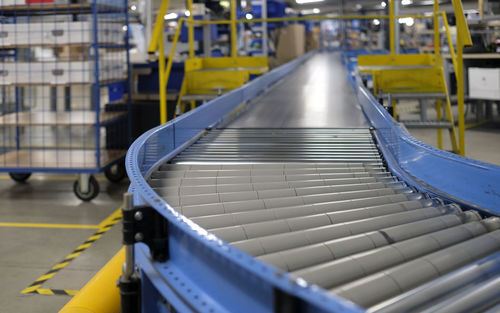 Conveyor belt inside a manufacturing site or distribution warehouse