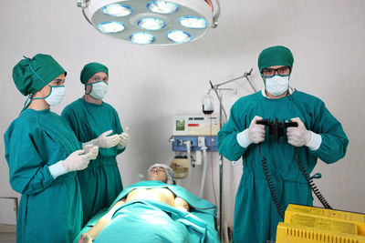 Surgeons working in hospital