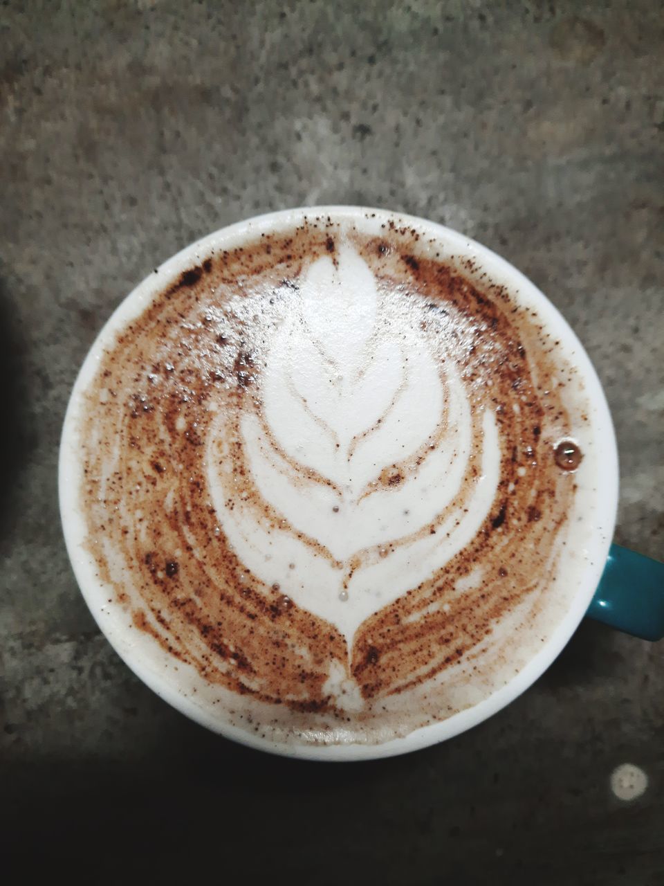 CLOSE-UP OF CAPPUCCINO