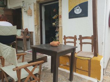 Table and chairs in cafe