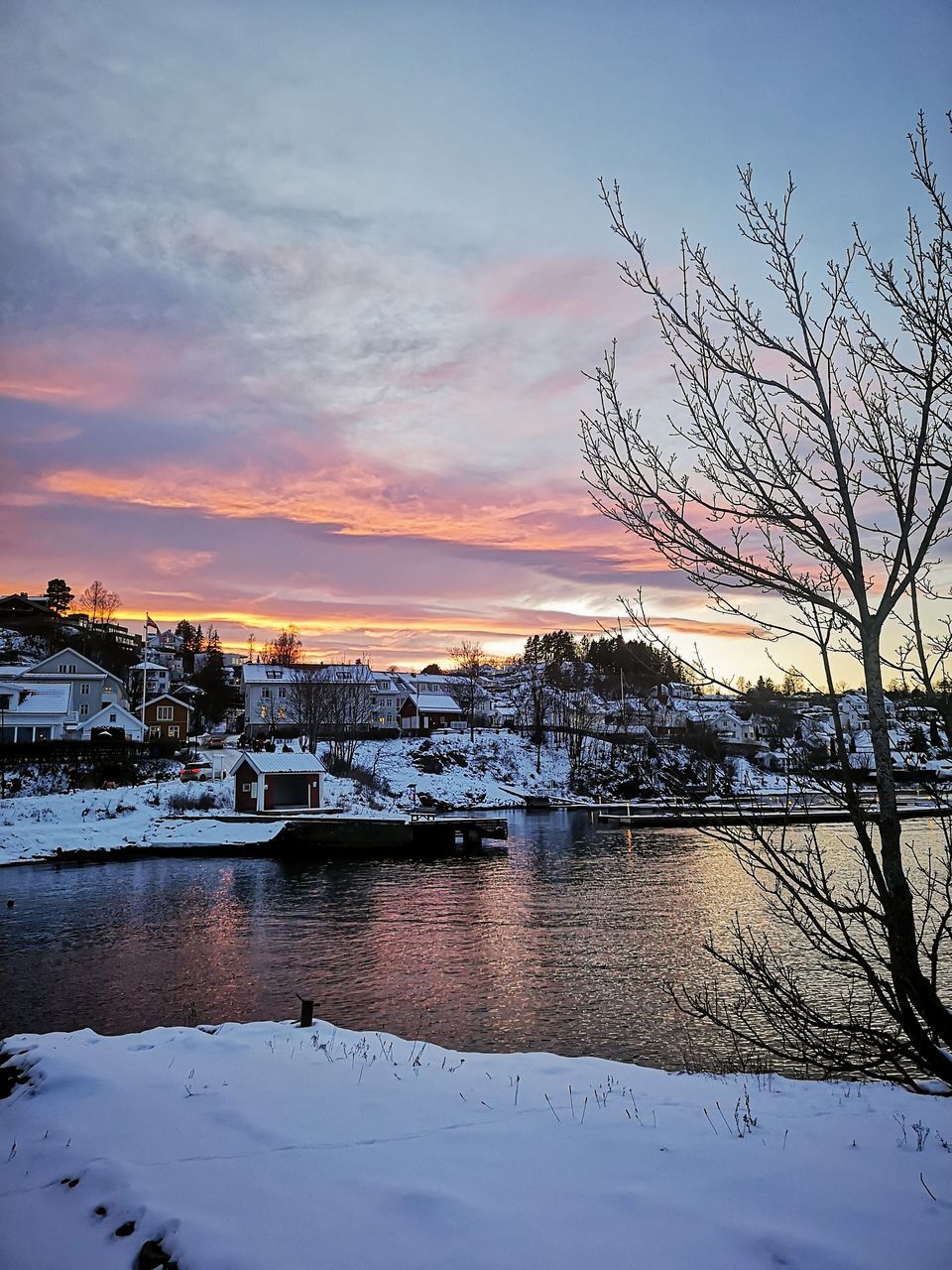 SCENIC VIEW OF LAKE AGAINST SKY DURING WINTER