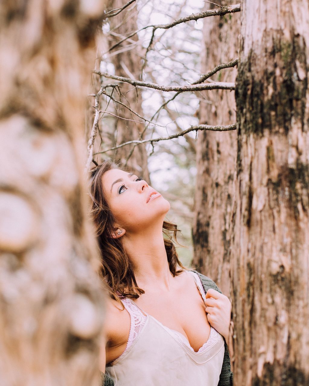 lifestyles, tree, focus on foreground, tree trunk, holding, young adult, young women, leisure activity, person, front view, close-up, day, portrait, waist up, headshot