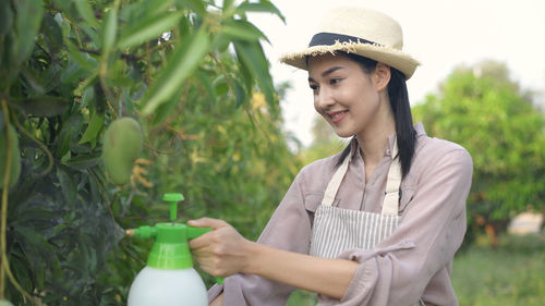 Portrait of a smiling young woman wearing hat