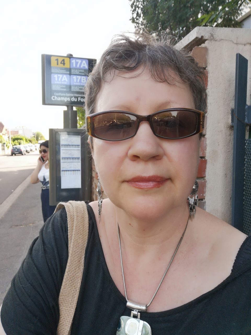 PORTRAIT OF MID ADULT MAN WEARING SUNGLASSES IN CITY