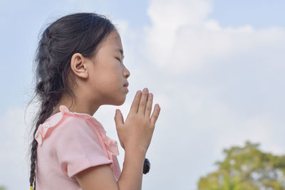 Portrait of teenage girl against sky
