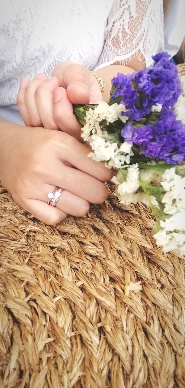 CLOSE-UP OF WOMAN HAND HOLDING BOUQUET OF FLOWER