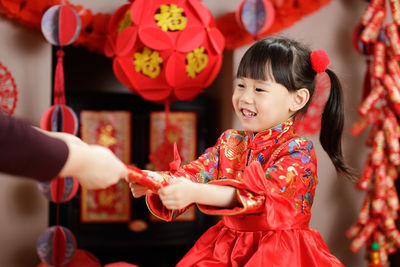 Chinese young girl traditional dressing up with a   red envelope