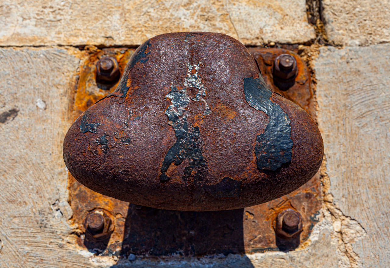 CLOSE-UP OF OLD RUSTY METAL