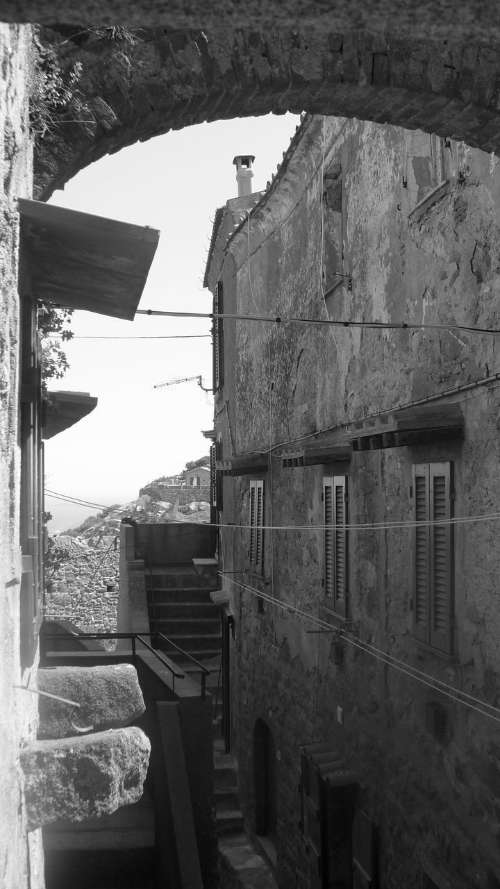 LOW ANGLE VIEW OF BUILDINGS AGAINST SKY