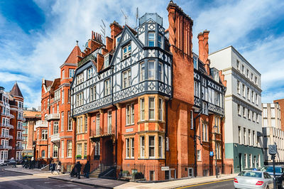 Walking in the picturesque streets of knightsbridge district in central london, england, uk