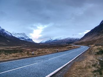 Road in valley in scottish highlands near popular glen etive, glencoe and others. scotland, uk.