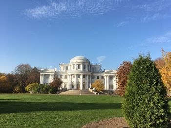 Park with lawn in foreground