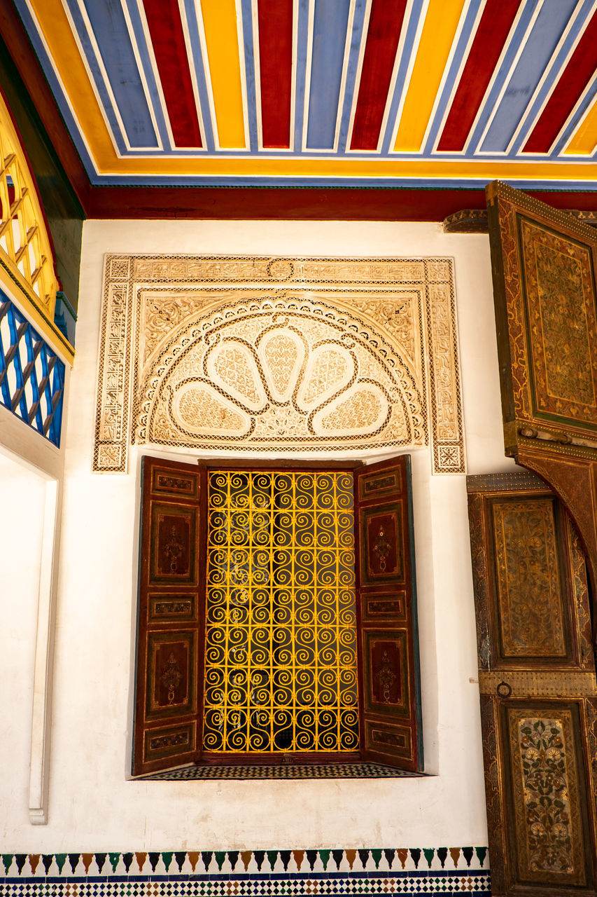 LOW ANGLE VIEW OF ORNATE BUILDING