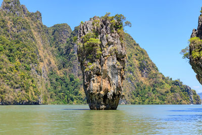 Amazing and beautiful tapu or james bond island, phang-nga bay, near phuket, thailand