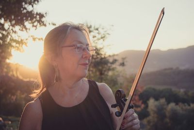 Woman holding a violin bow