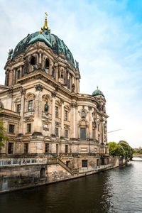 Berlin cathedral by spree river against sky