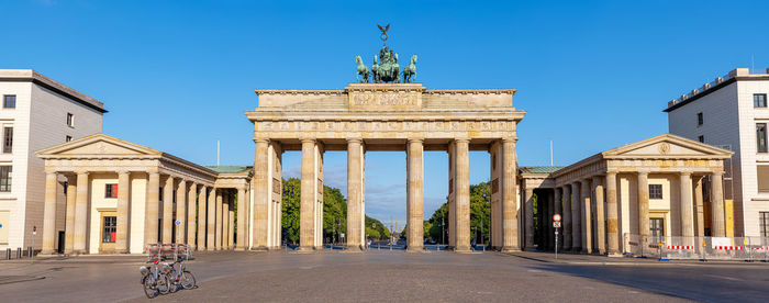 Panorama of the brandenburg gate in berlin early in the morning with no people