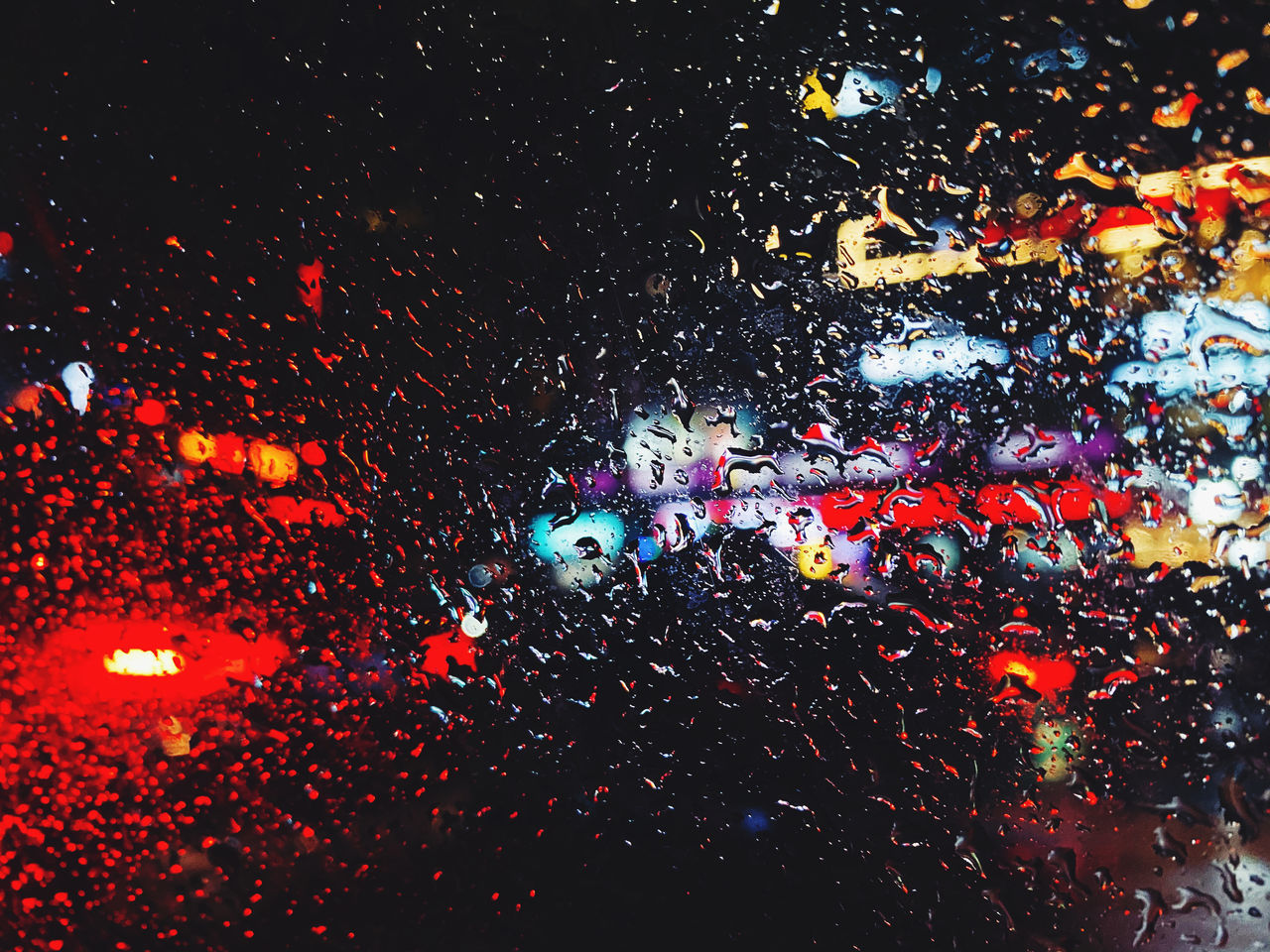 FULL FRAME SHOT OF WET GLASS WINDOW