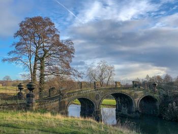 Arch bridge against sky