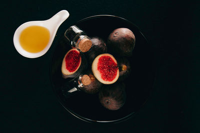Close-up of fig fruits in bowl