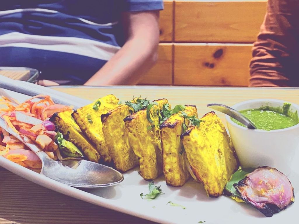 CLOSE-UP OF FOOD IN PLATE