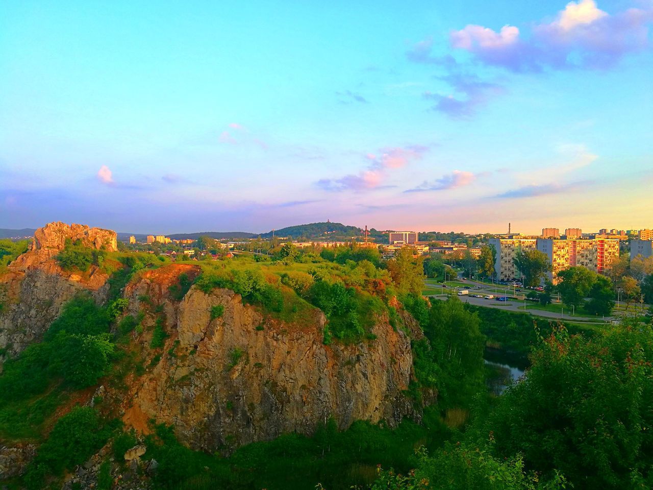 HIGH ANGLE VIEW OF TREES AND BUILDING AGAINST SKY