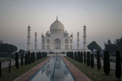 The taj mahal is an ivory-white marble mausoleum on the south bank of the yamuna river.