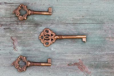 Directly above shot of vintage keys on wooden table