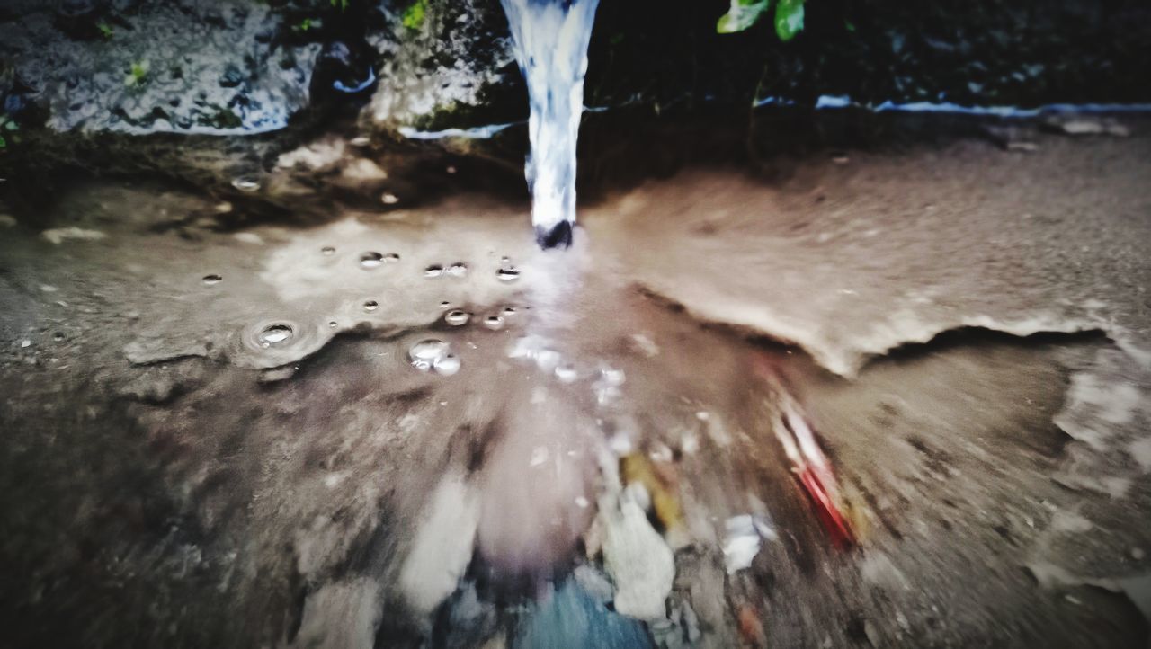 HIGH ANGLE VIEW OF MAN SURFING IN SEA WATER