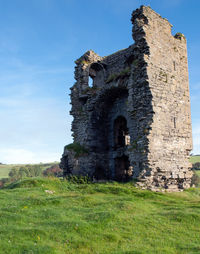 Old ruin building against sky