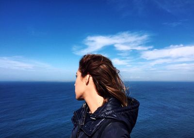 Young woman against sea