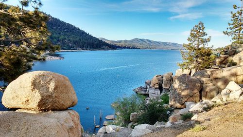 Scenic view of big bear lake against sky