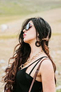 Portrait of young woman wearing sunglasses and bijoux 