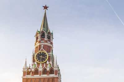 Spasskaya tower of the kremlin moscow big clock and bell ringing