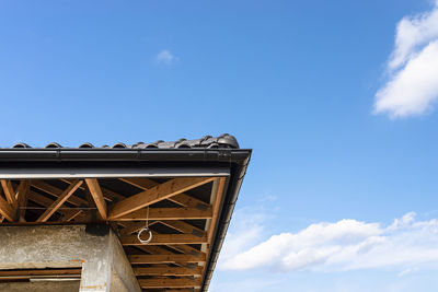 The roof of a single-family house covered with a new ceramic tile in anthracite visible trusses.