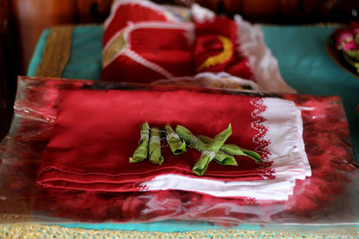 Betel leaf tied with yarn