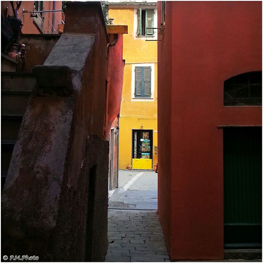 architecture, built structure, building exterior, window, residential structure, residential building, building, house, door, narrow, the way forward, alley, no people, outdoors, street, brick wall, entrance, red, city, wall - building feature