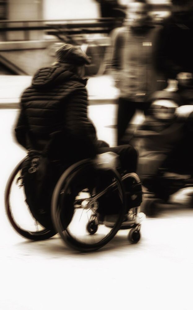 SIDE VIEW OF MAN RIDING BICYCLE ON STREET