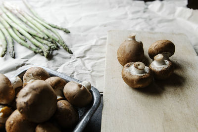 Brown mushrooms and asparagus for cooking