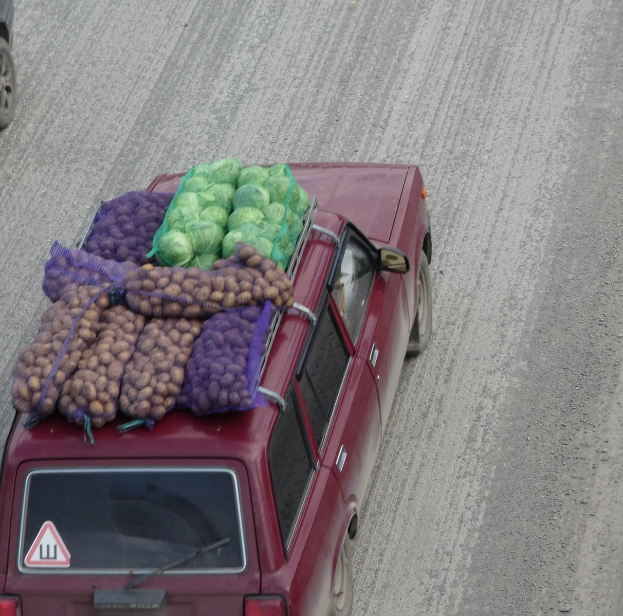 HIGH ANGLE VIEW OF FOOD IN CAR